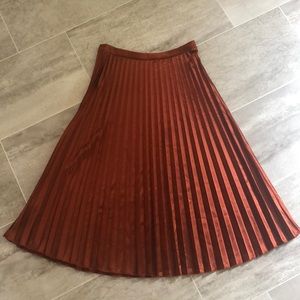 Pleated polyester shimmering bronze skirt